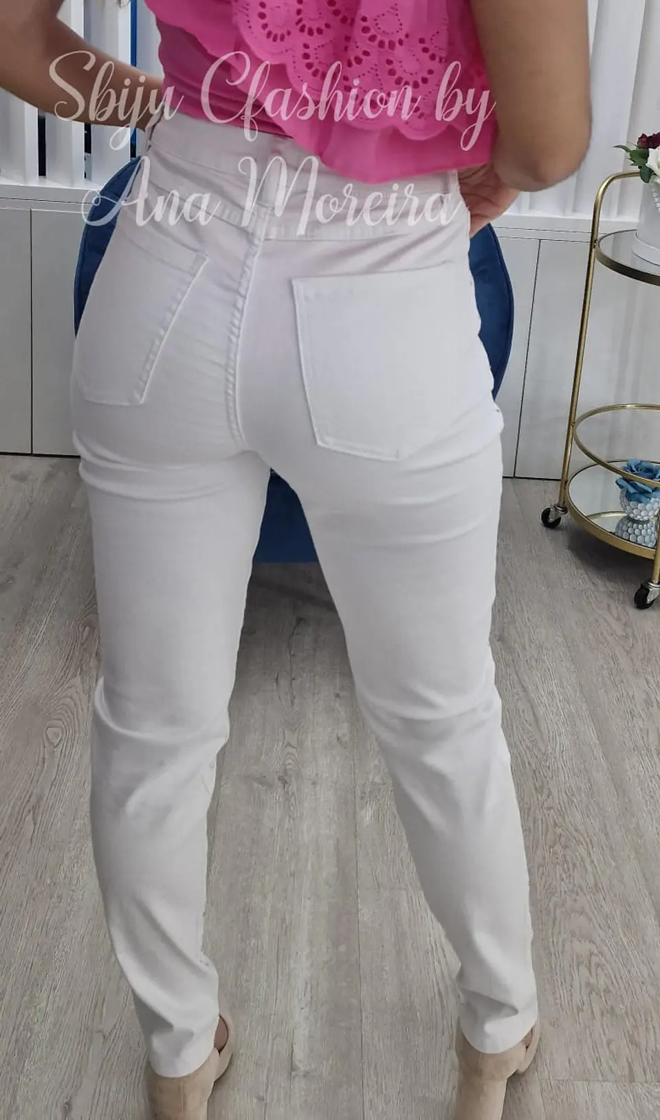 Calça branca com brilhantes na frente - S 5