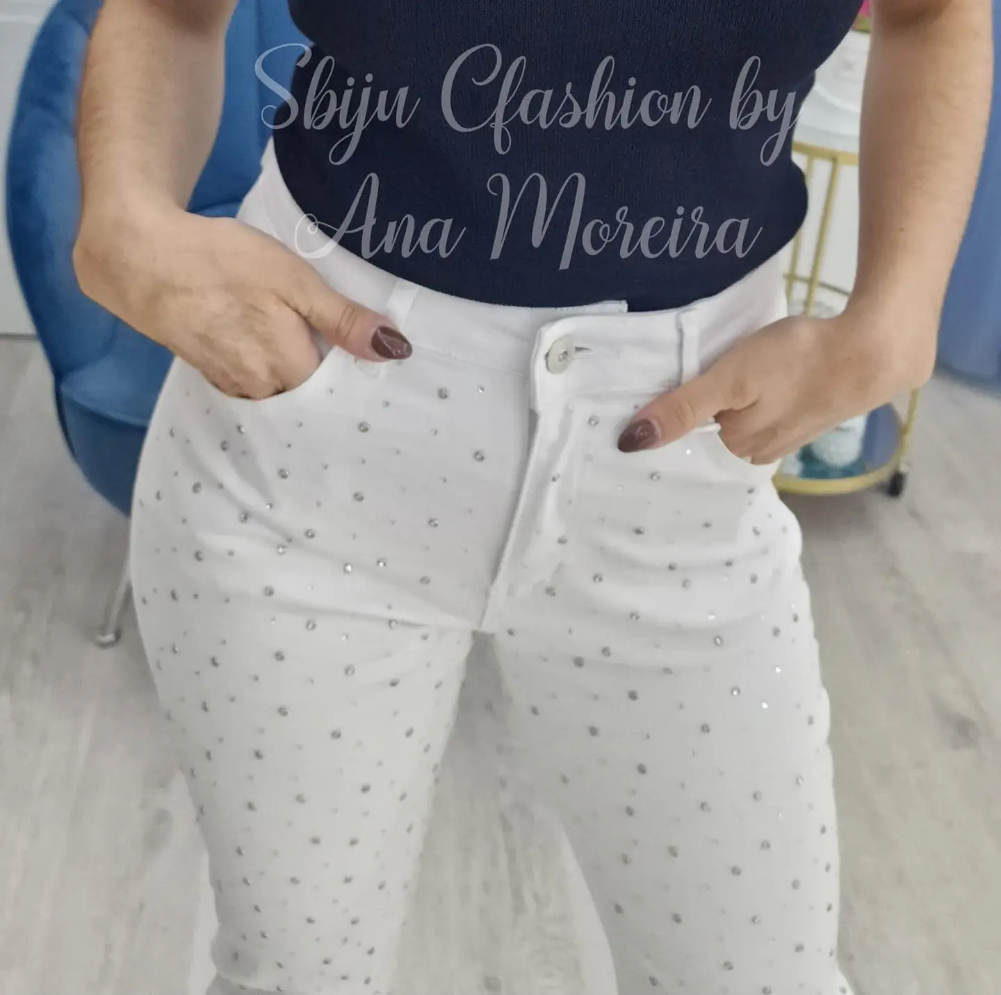 Calça branca com brilhantes na frente - S 7