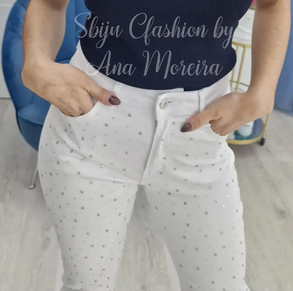 Calça branca com brilhantes na frente - S 7