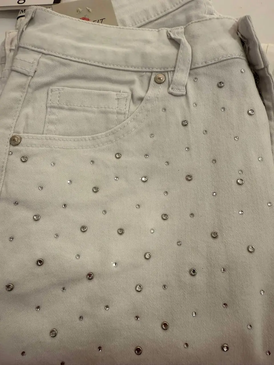 Calça branca com brilhantes na frente - S 8