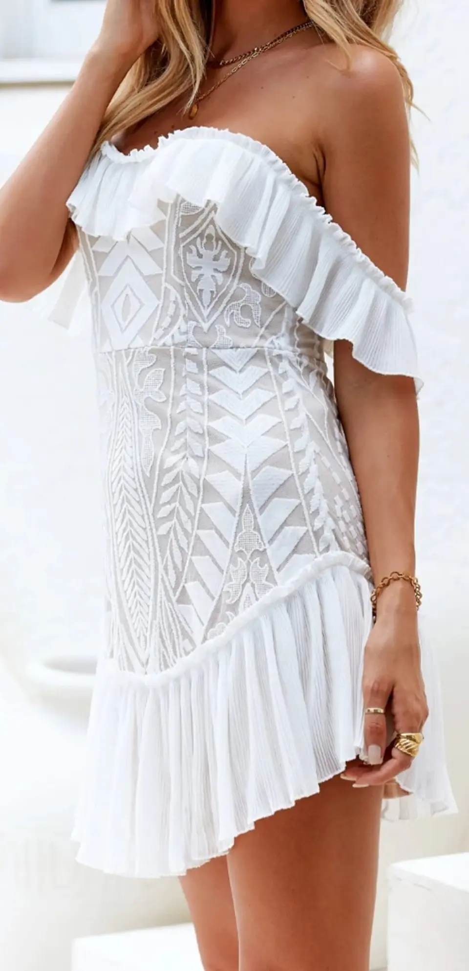 Vestido em renda com ombros descaídos – Lily McBee  3