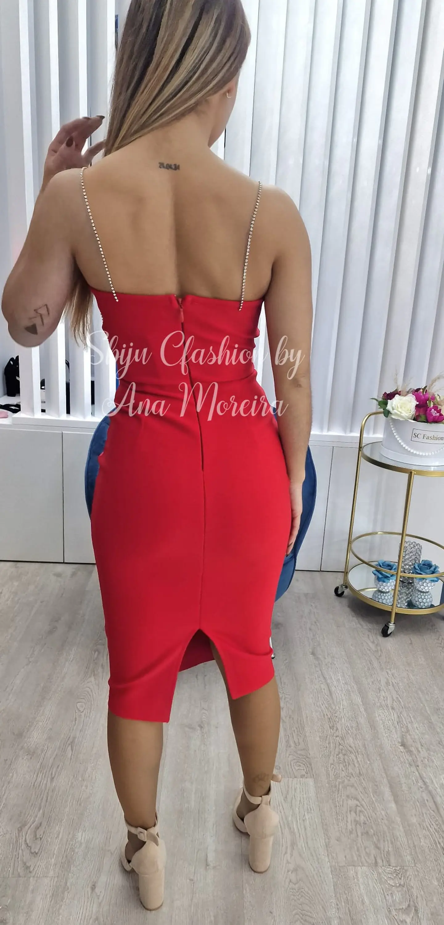 Vestido midi em tecido de bandagem com racha parte de trás  2