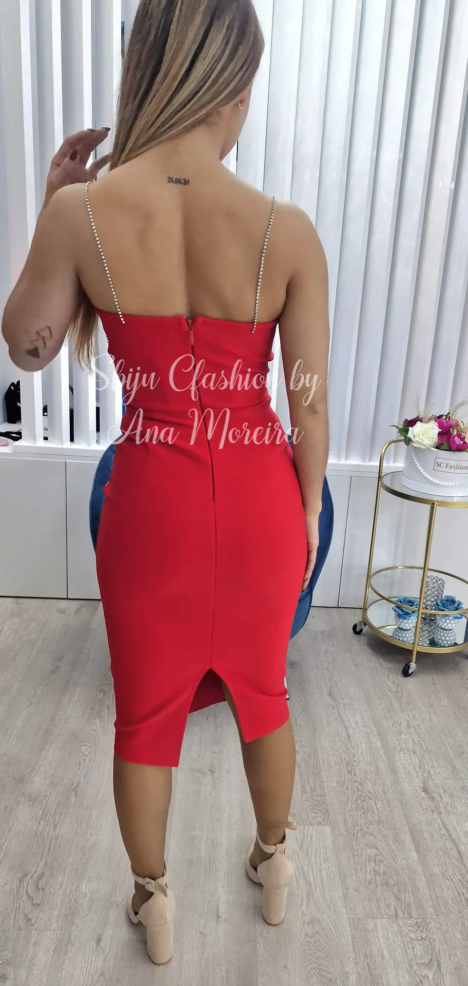 Vestido midi em tecido de bandagem com racha parte de trás  2