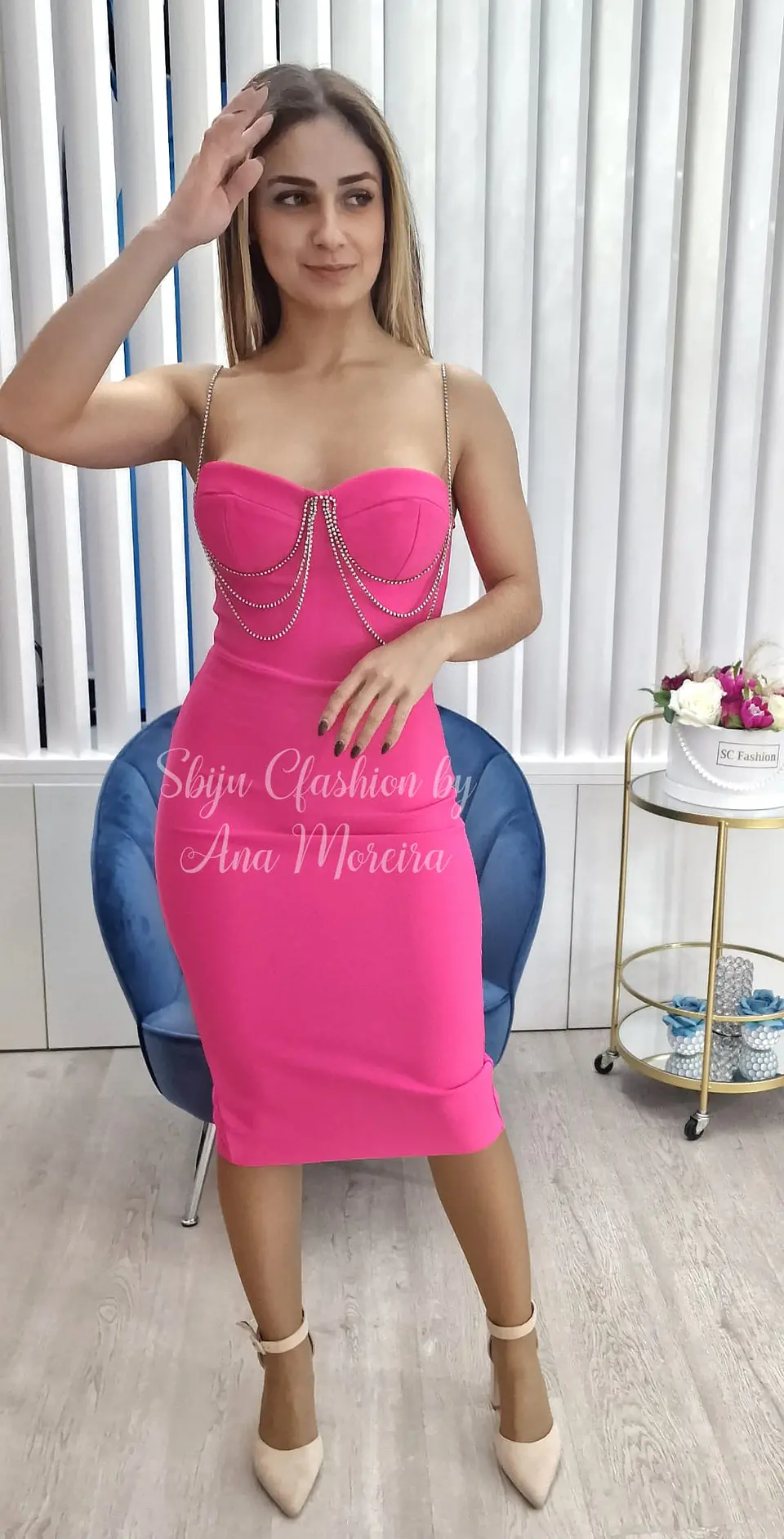 Vestido midi em tecido de bandagem com racha parte de trás  4