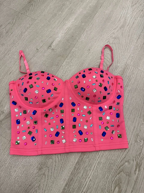 Crop top com copa e detalhes em pedraria