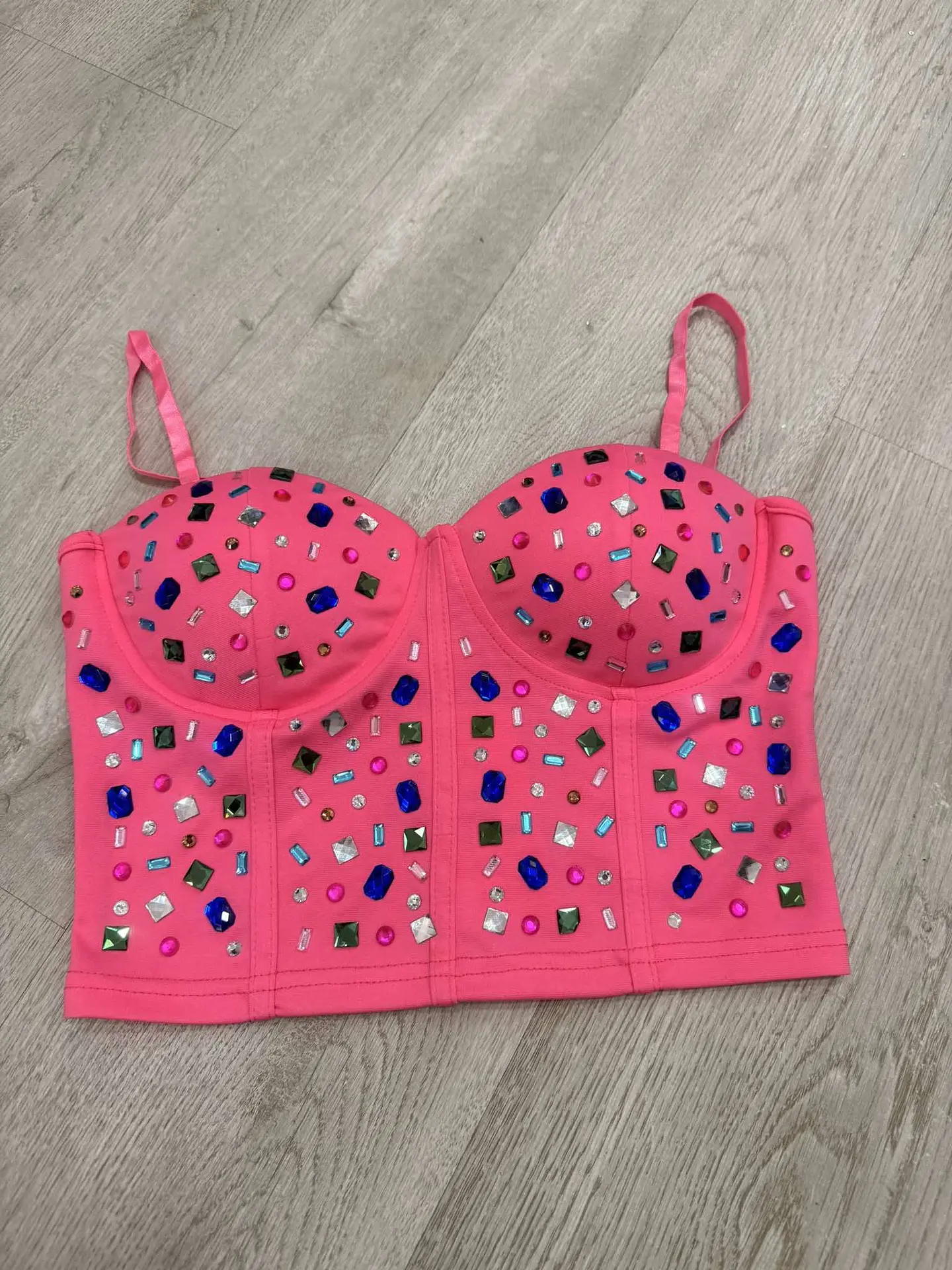 Crop top com copa e detalhes em pedraria 1