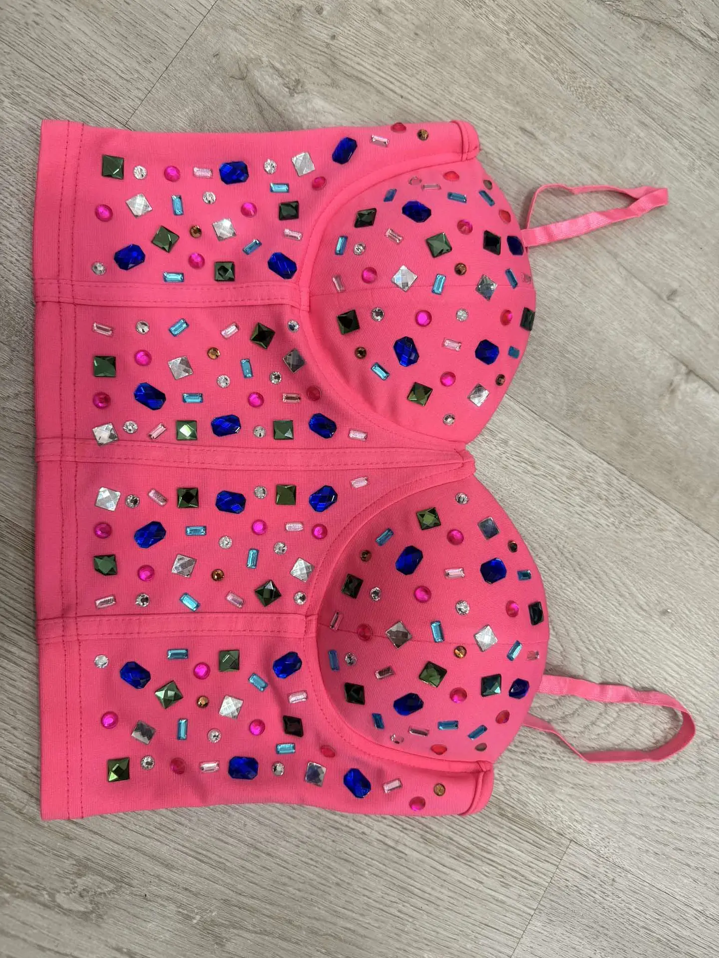 Crop top com copa e detalhes em pedraria 5