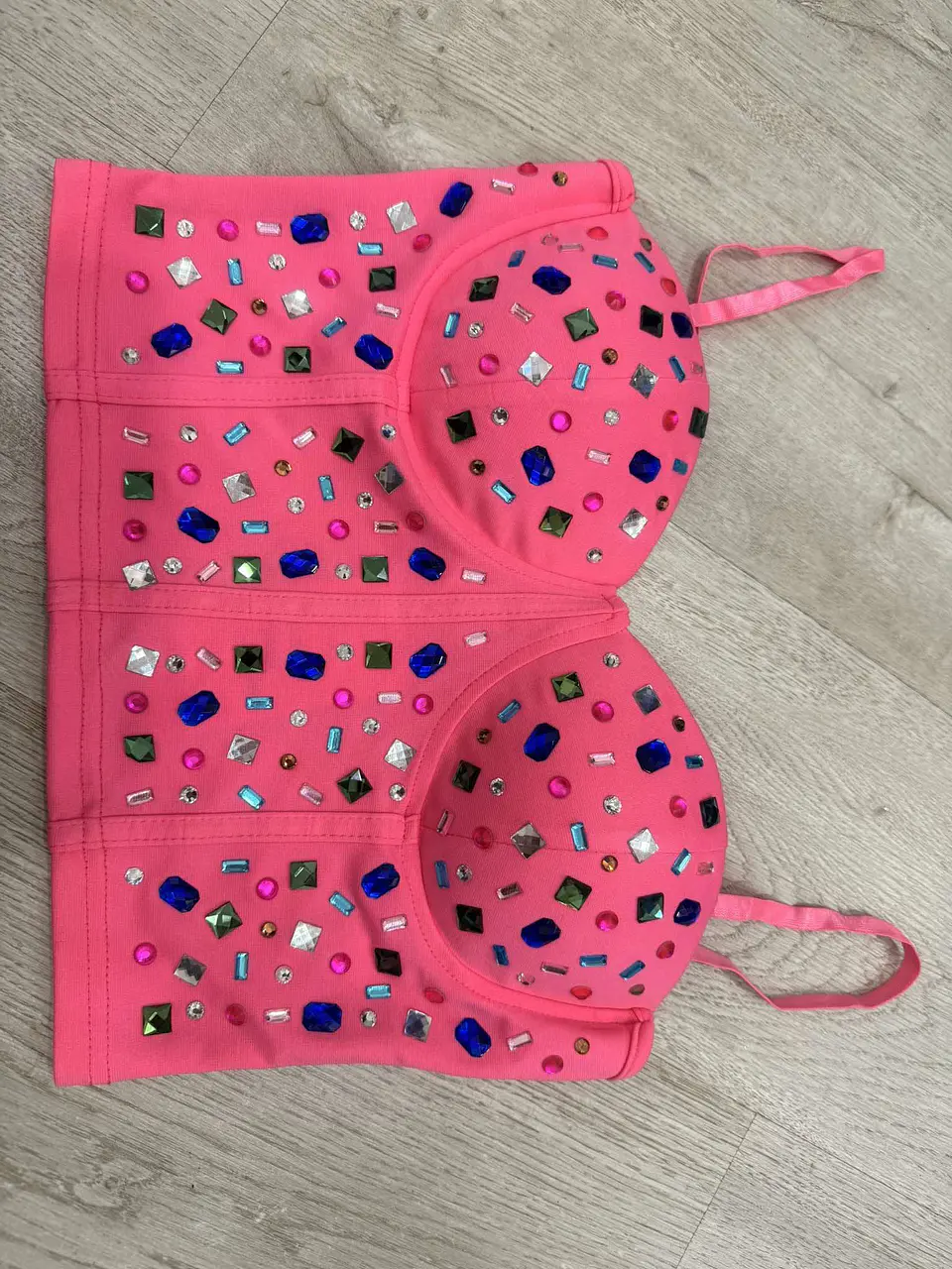 Crop top com copa e detalhes em pedraria 5
