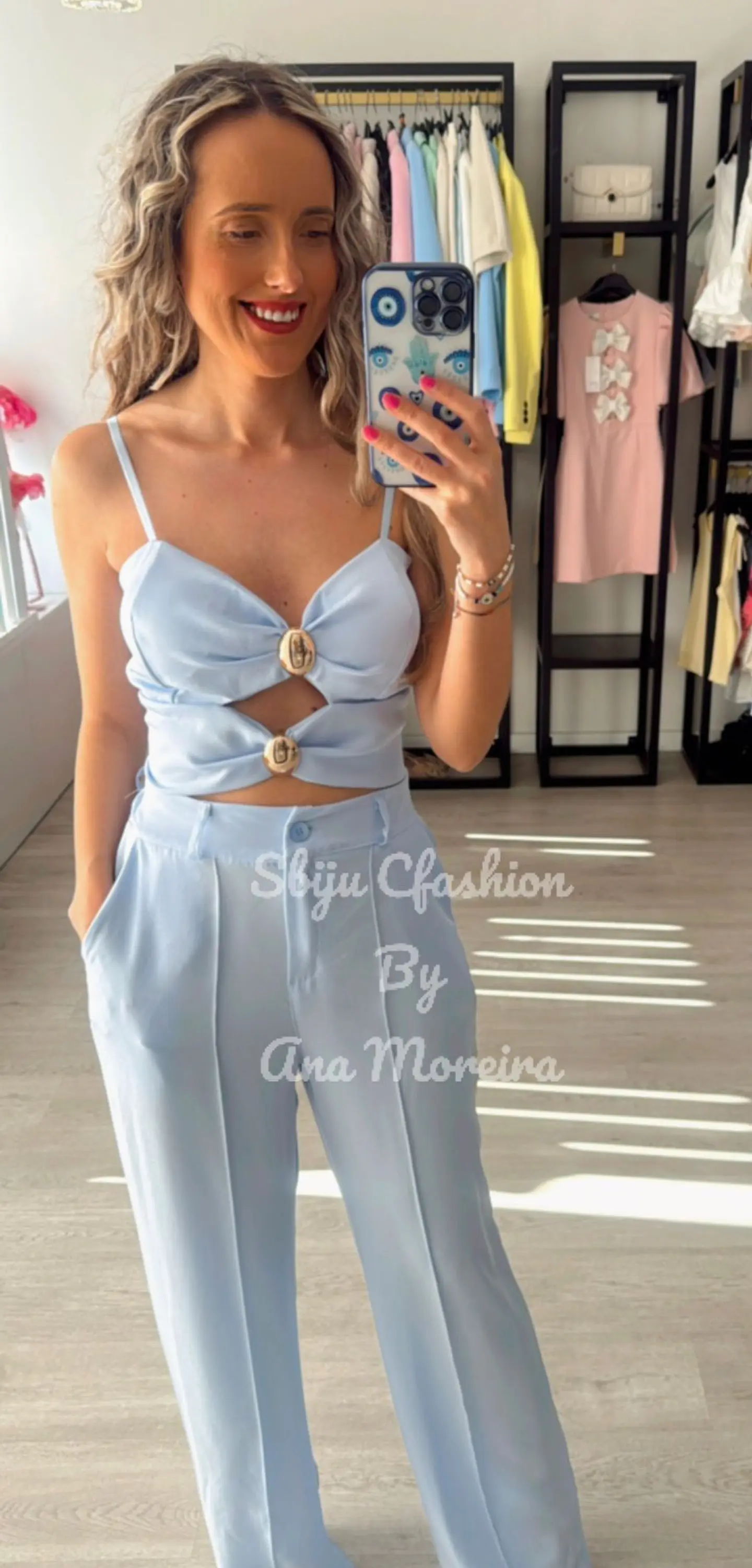 Conjunto de top e calça com detalhe de abertura no peito 11