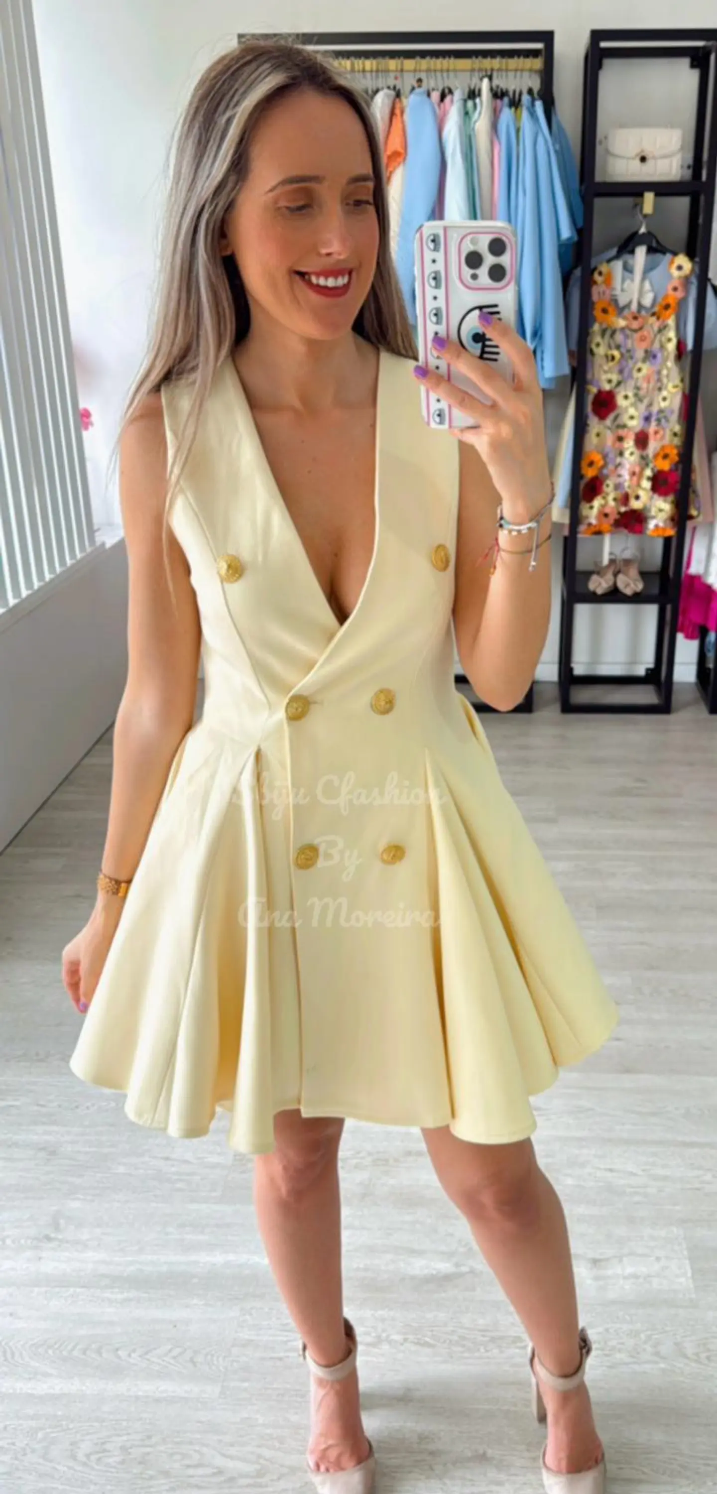 Vestido Mochy Godê com Botões Dourados 5