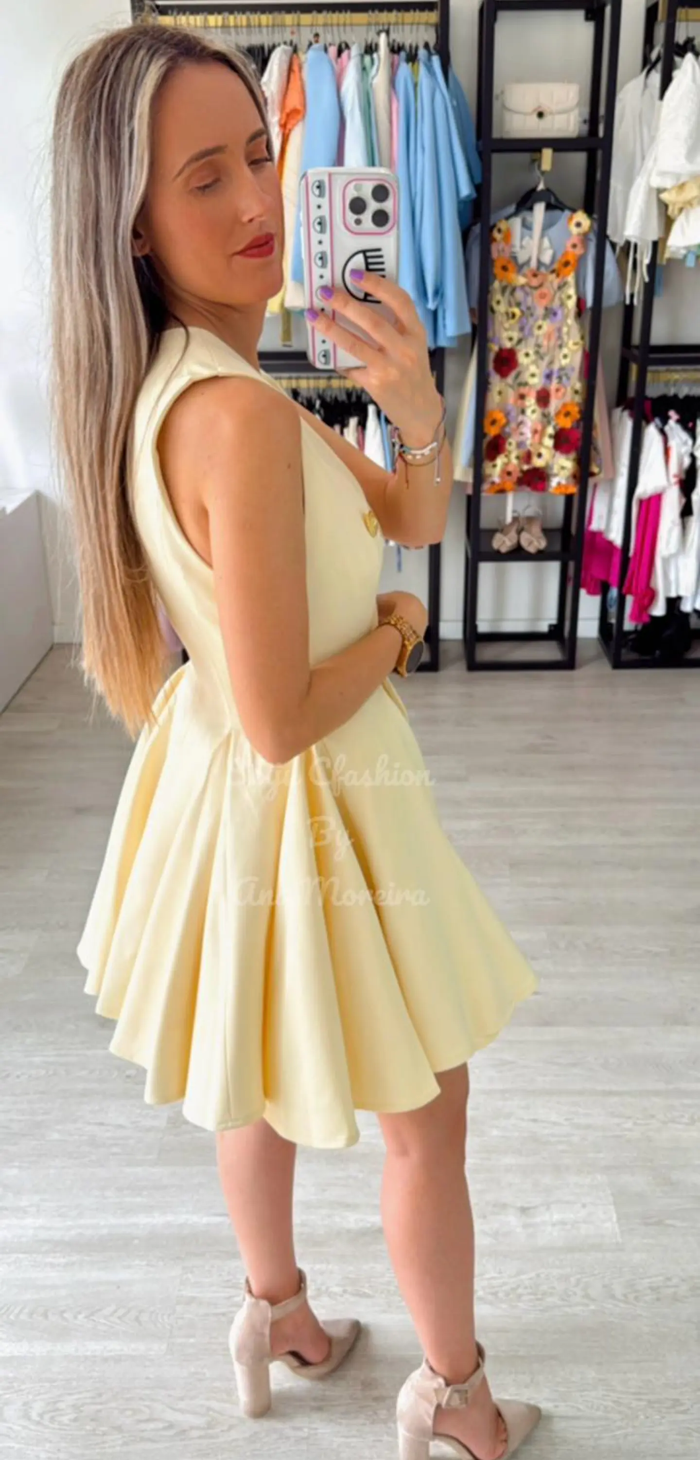 Vestido Mochy Godê com Botões Dourados 6