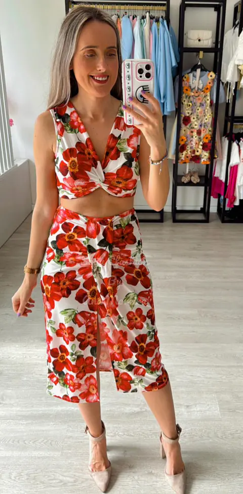 Conjunto Top e Saia Estampado com Flores Vermelhas