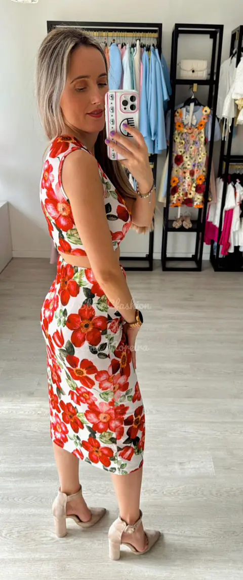 Conjunto Top e Saia Estampado com Flores Vermelhas