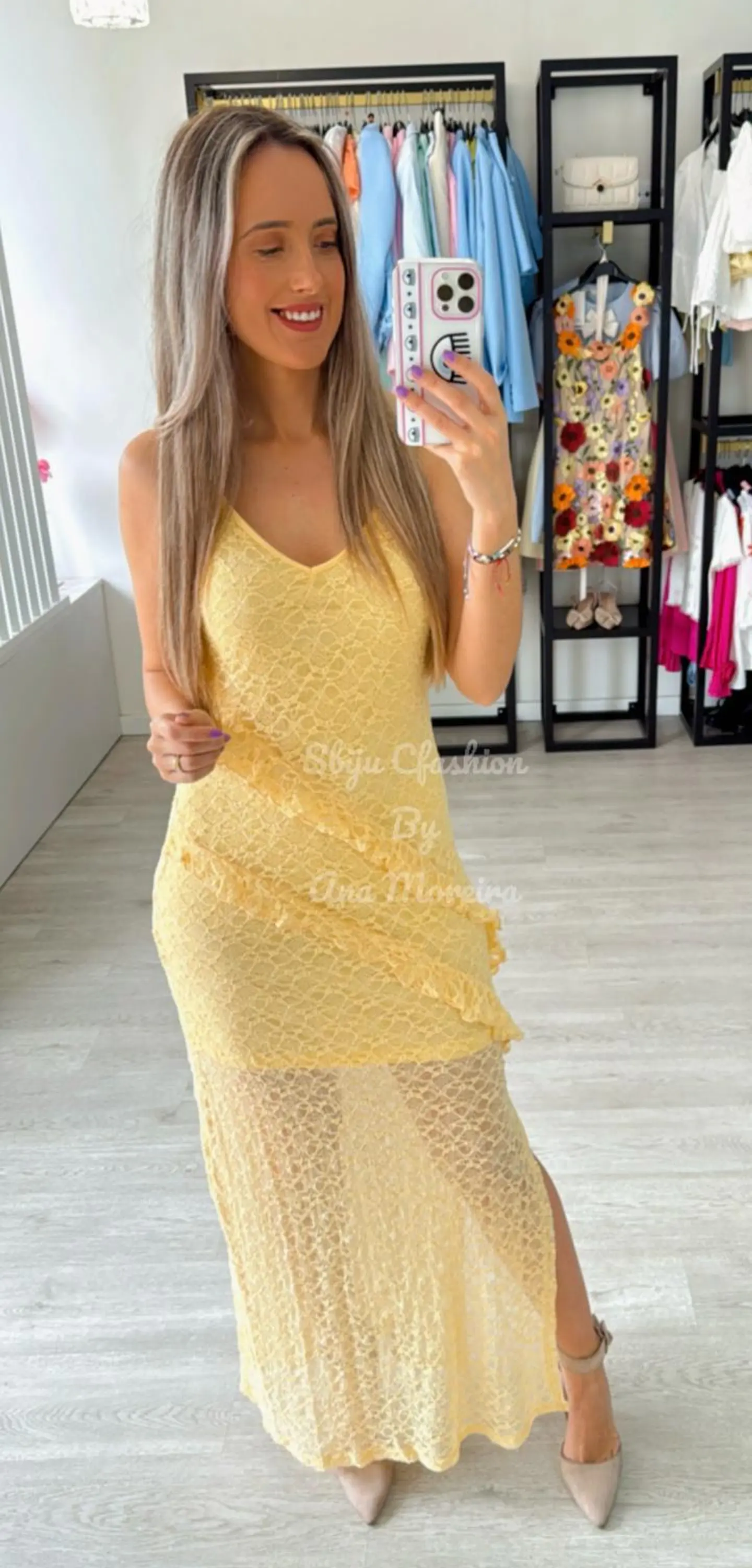 Vestido Comprido em Renda com Detalhes de Folhos 4