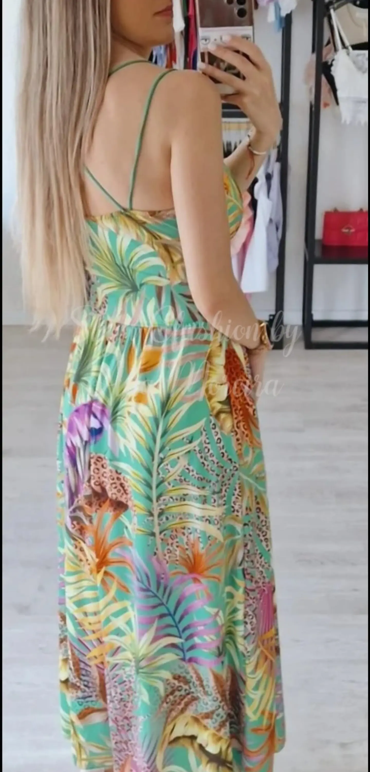 Vestido de Dupla Alça Florido com Abertura na Barriga 2