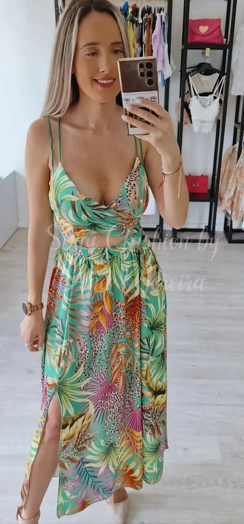 Vestido de Dupla Alça Florido com Abertura na Barriga