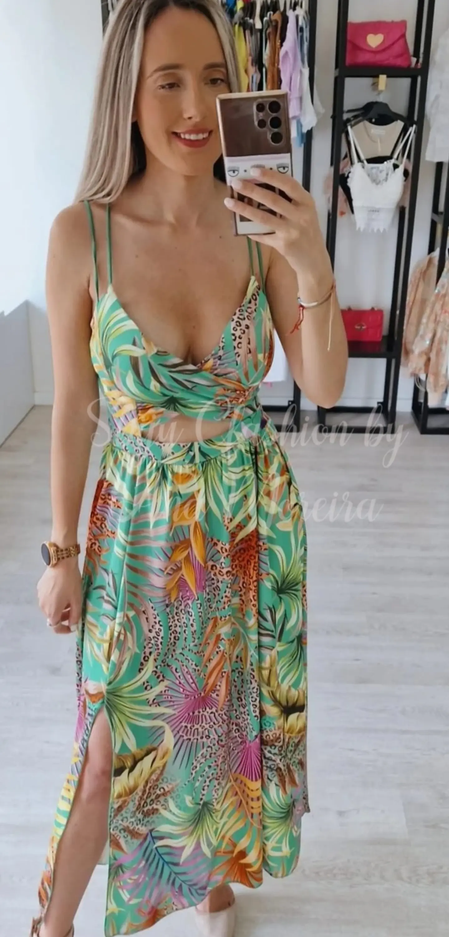 Vestido de Dupla Alça Florido com Abertura na Barriga 1
