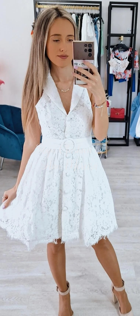 Vestido em renda com cinto