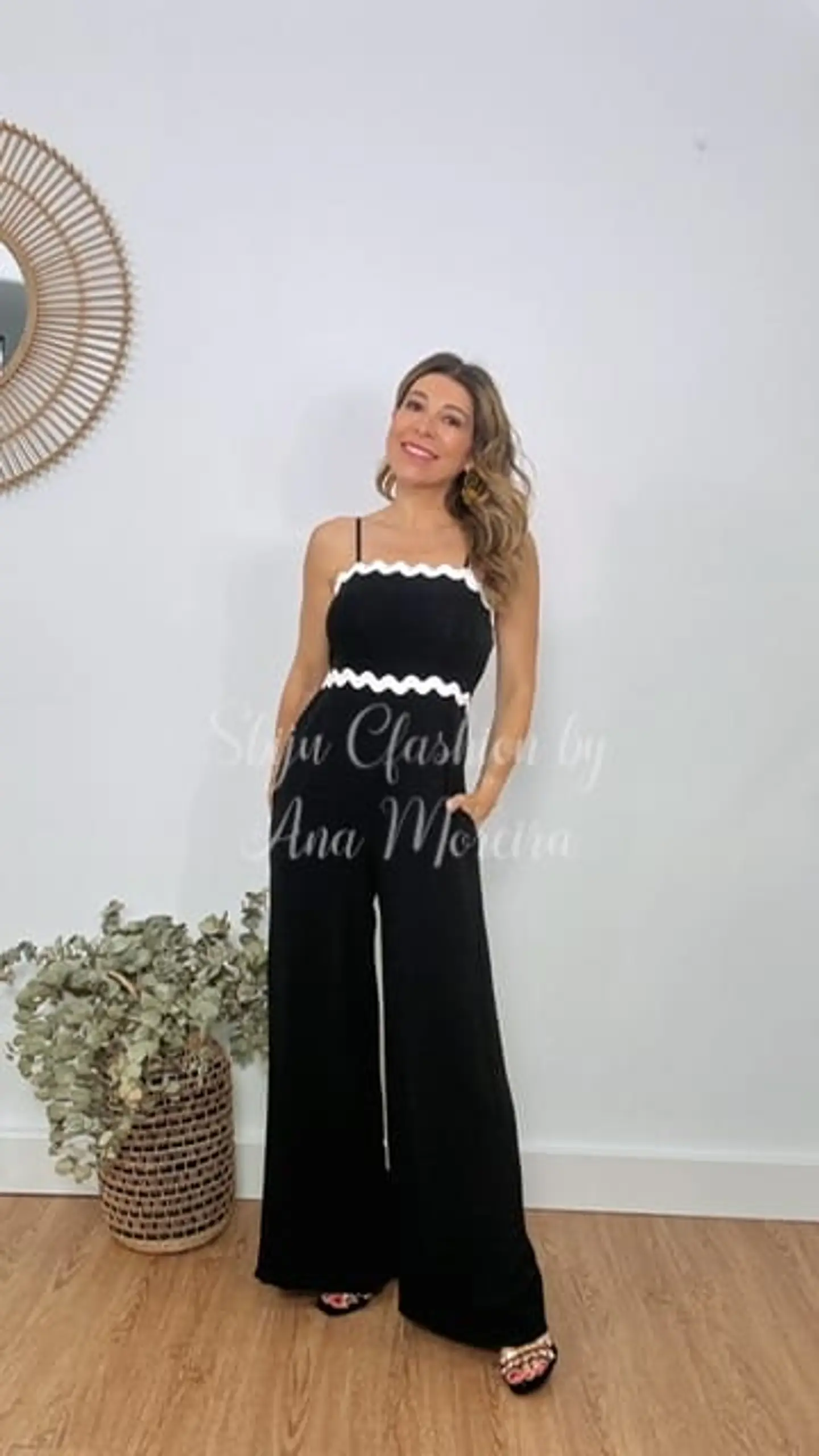 Macacão preto de alças com detalhes em branco 1