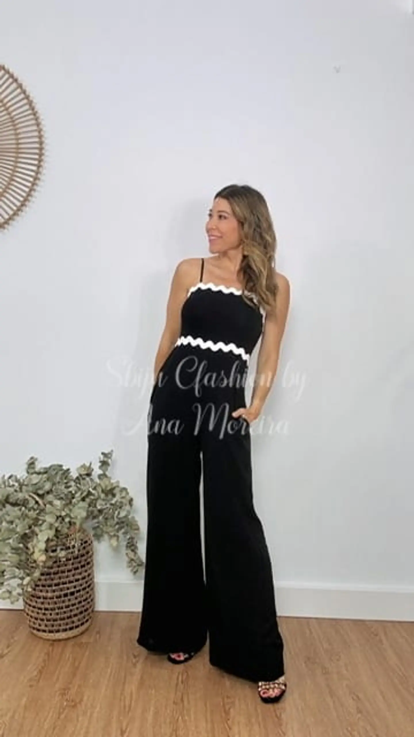 Macacão preto de alças com detalhes em branco 4