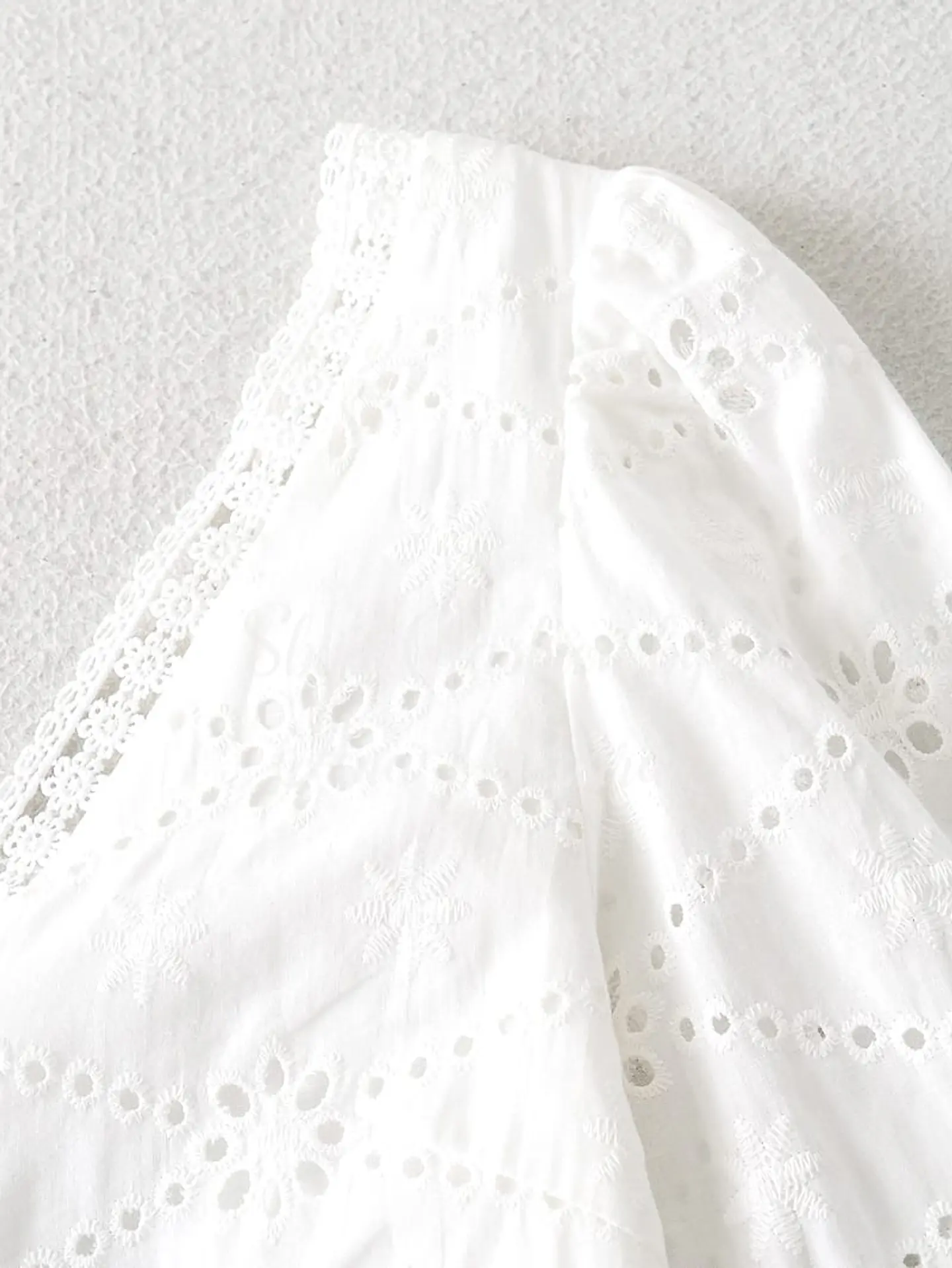 Vestido em bordado inglês com decote e aberturas laterais 4