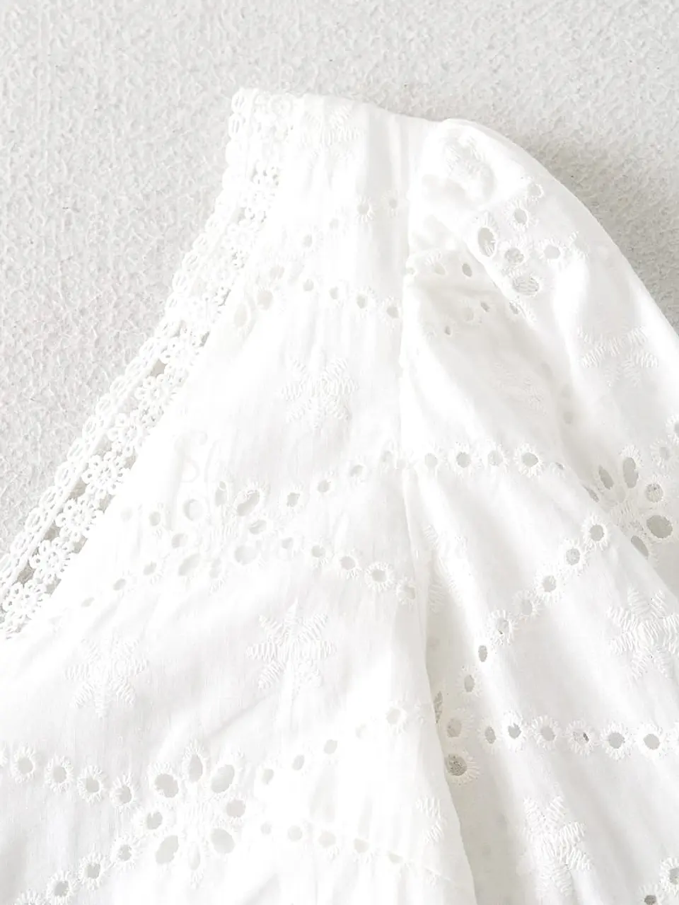 Vestido em bordado inglês com decote e aberturas laterais 4