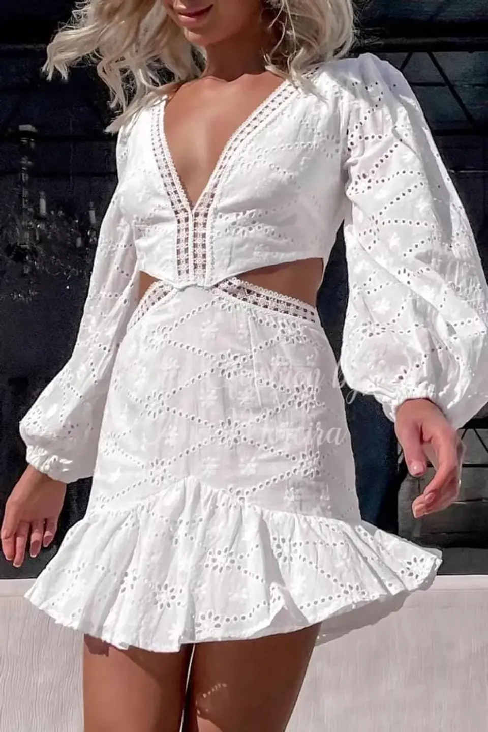 Vestido em bordado inglês com decote e aberturas laterais 1