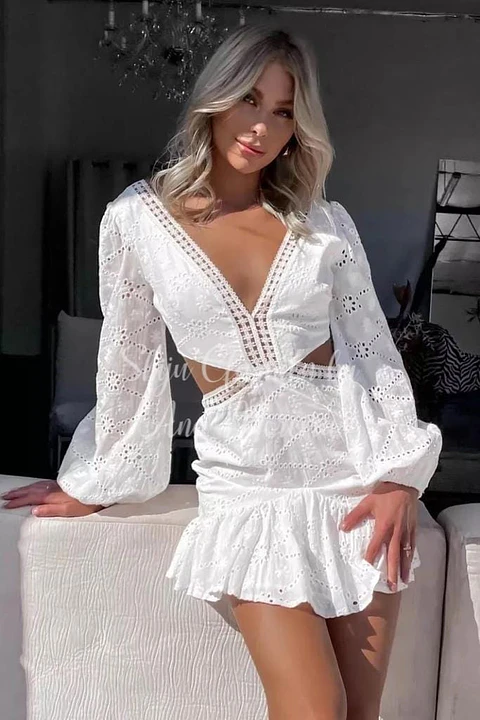Vestido em bordado inglês com decote e aberturas laterais