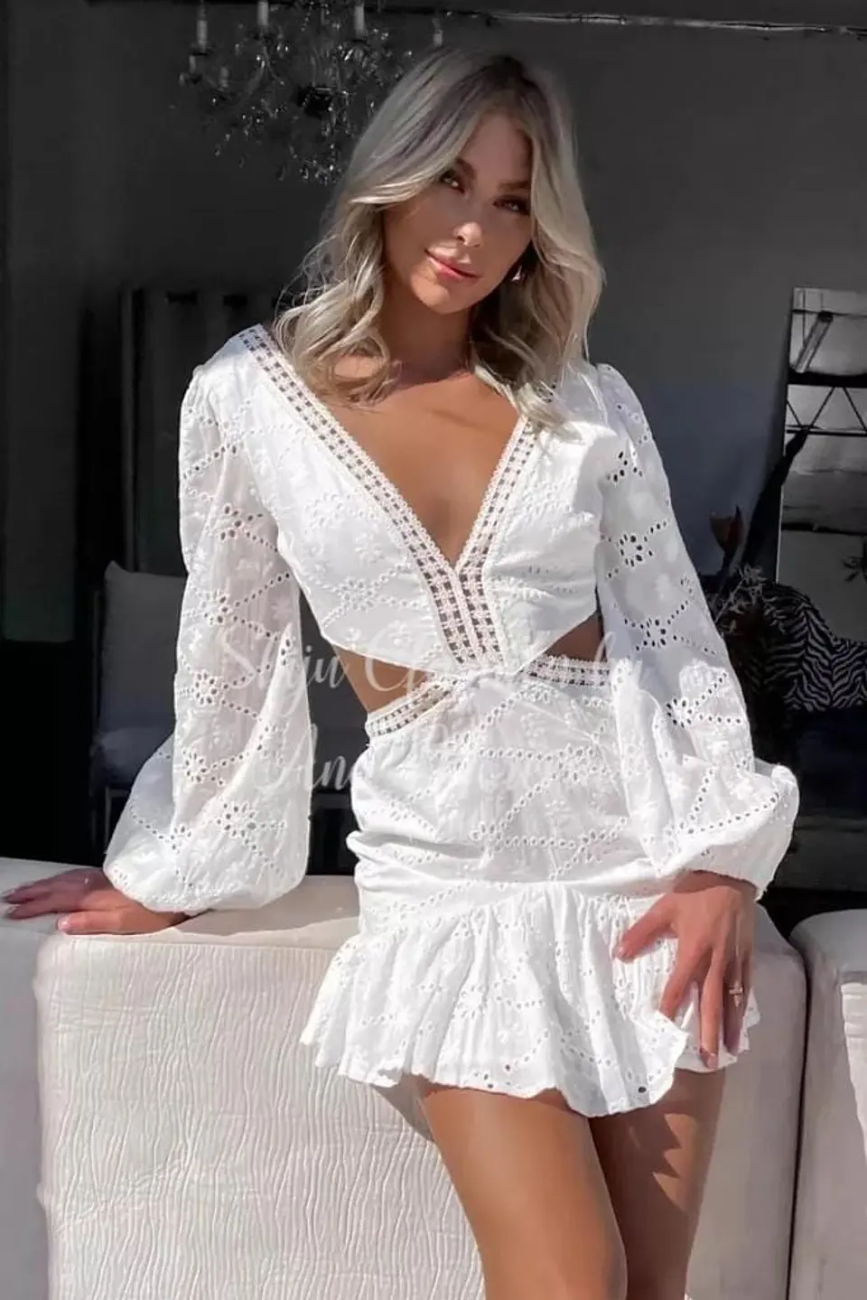 Vestido em bordado inglês com decote e aberturas laterais 2