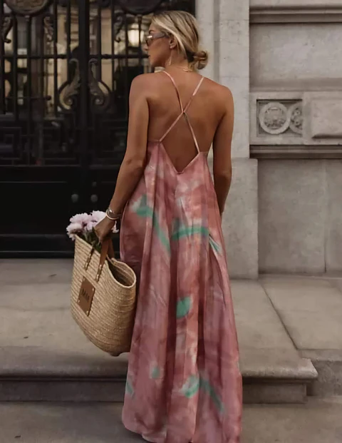 Vestido comprido estampado, de corte largo e cruzado nas costas