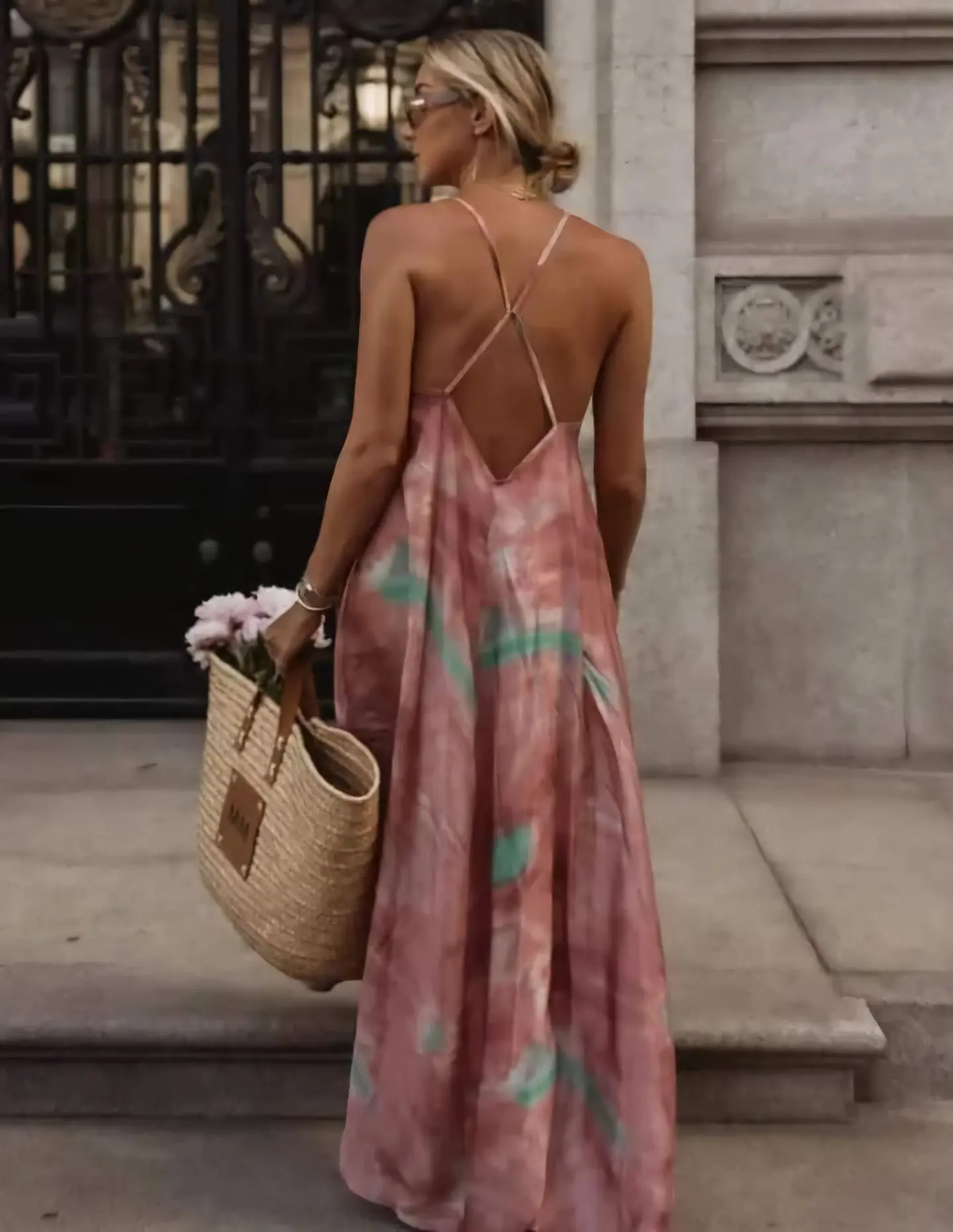 Vestido comprido estampado, de corte largo e cruzado nas costas 2