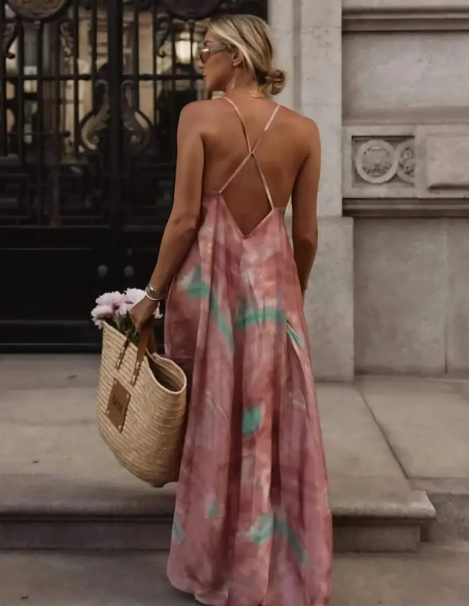 Vestido comprido estampado, de corte largo e cruzado nas costas 2
