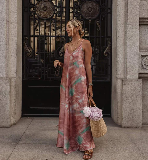 Vestido comprido estampado, de corte largo e cruzado nas costas