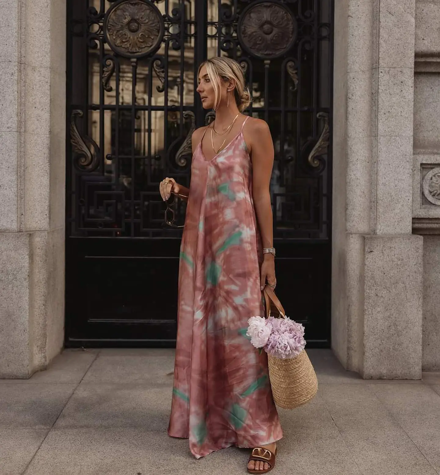 Vestido comprido estampado, de corte largo e cruzado nas costas 1