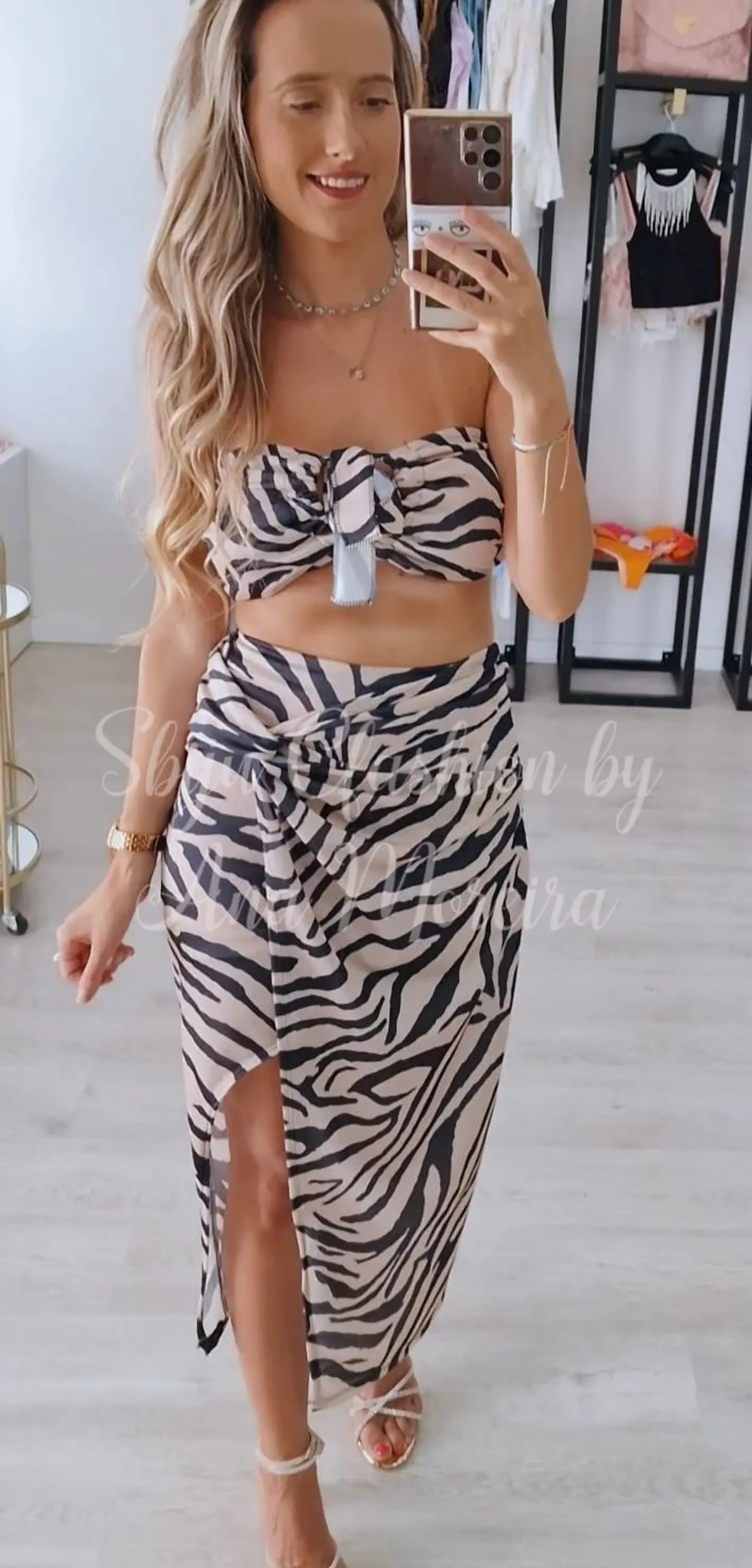 Conjunto de top com copa e saia com racha lateral 4