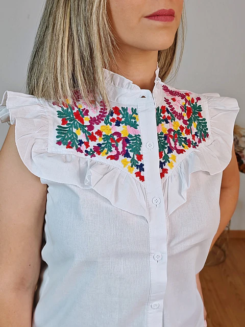 Blusa branca com flores estampadas e folho
