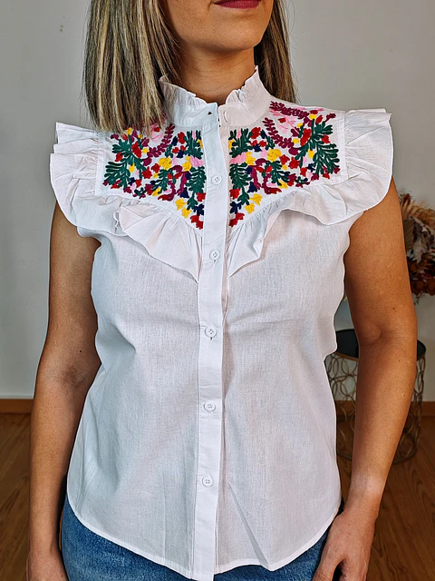 Blusa branca com flores estampadas e folho