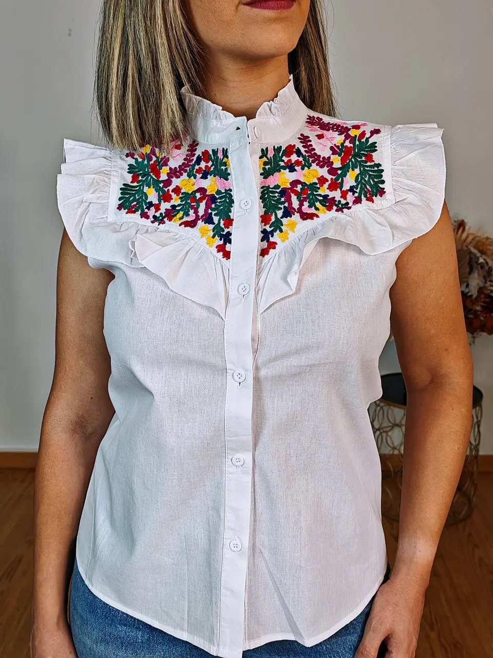 Blusa branca com flores estampadas e folho 1