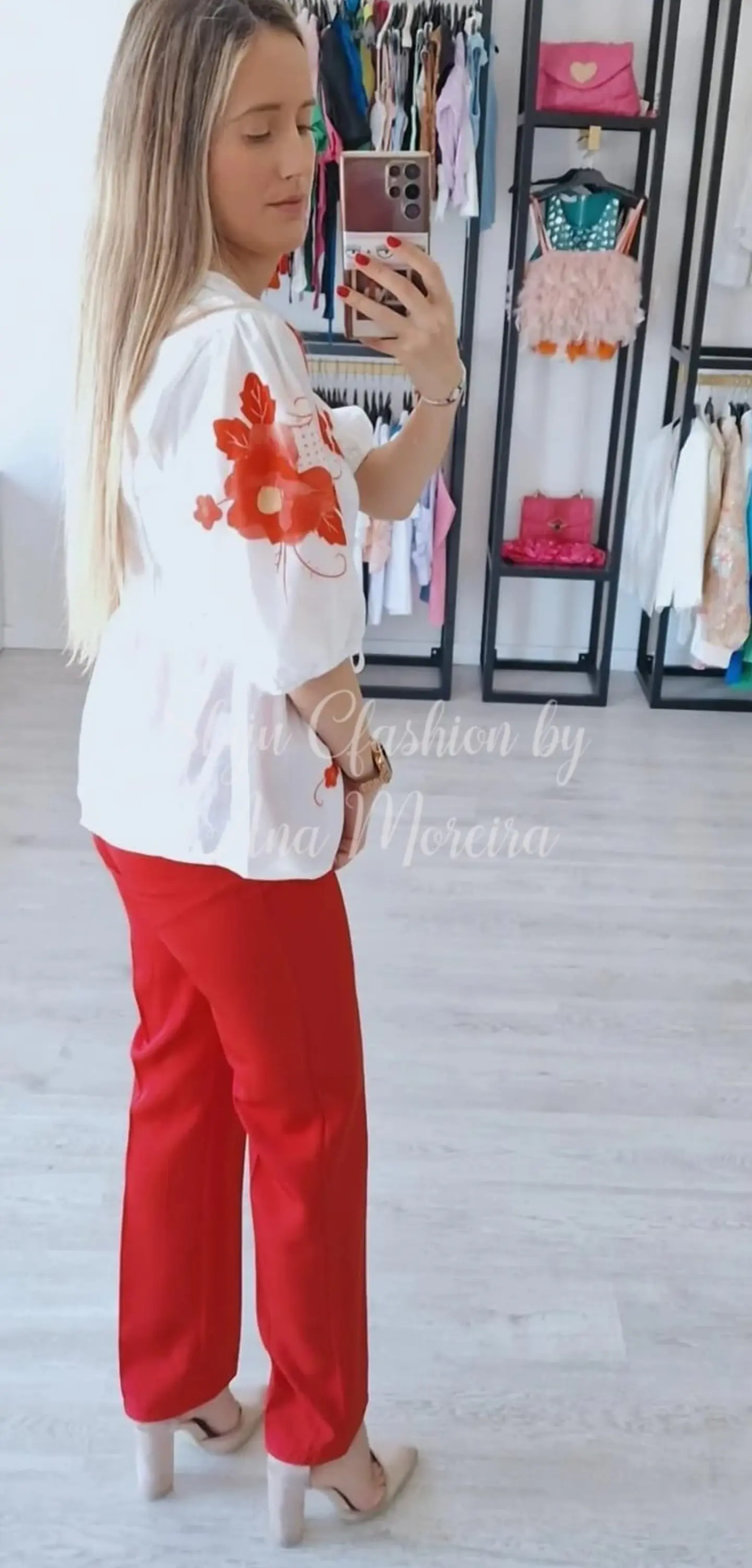 Blusa com flores estampadas em tons de vermelho 2