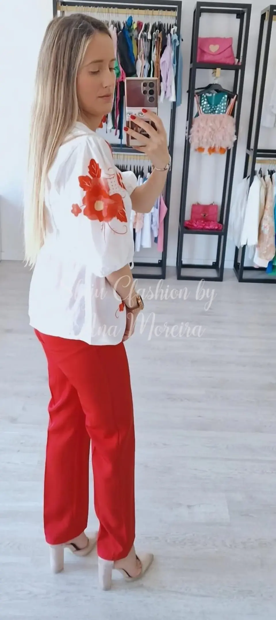 Blusa com flores estampadas em tons de vermelho 2