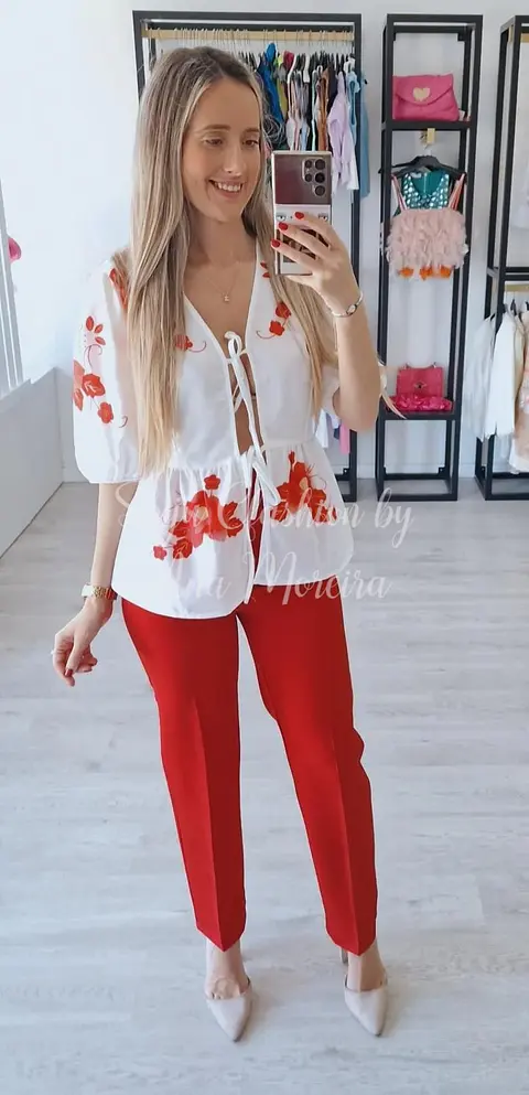 Blusa com flores estampadas em tons de vermelho