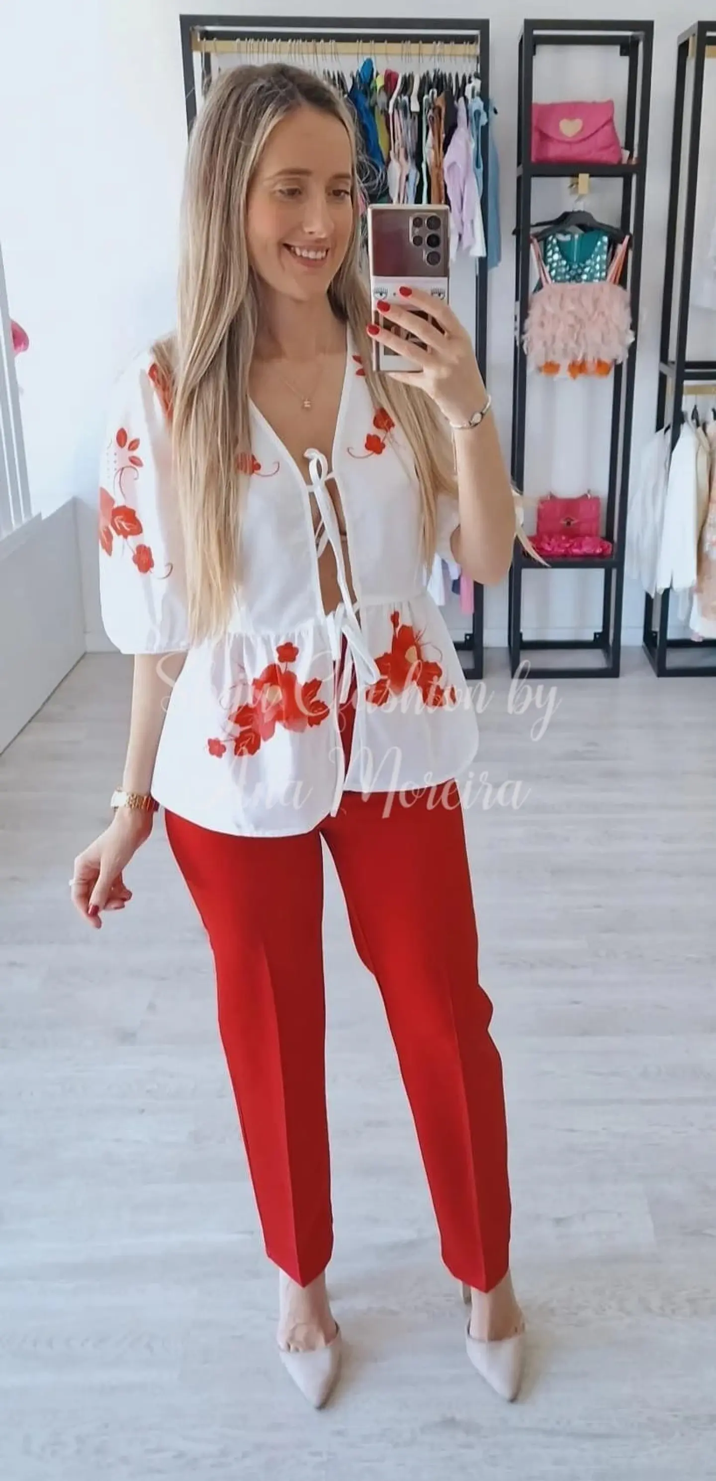 Blusa com flores estampadas em tons de vermelho 1