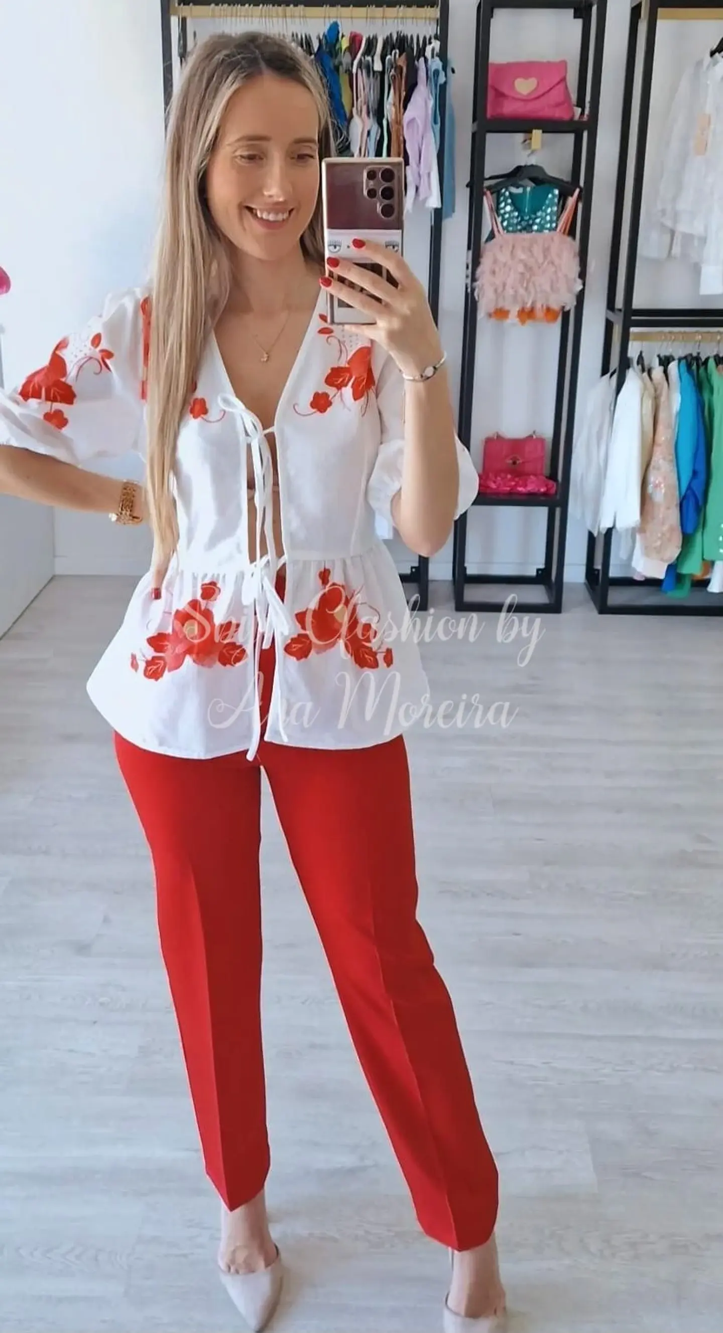 Blusa com flores estampadas em tons de vermelho 3