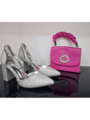 Sapatos prateados com brilhantes