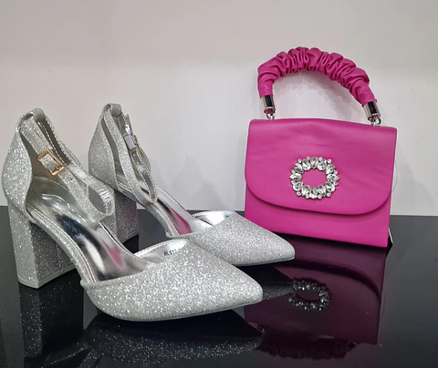 Sapatos prateados com brilhantes