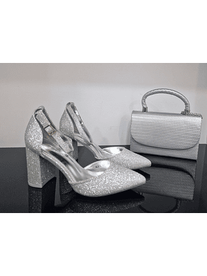 Sapatos prateados com brilhantes