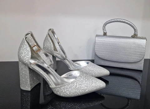 Sapatos prateados com brilhantes