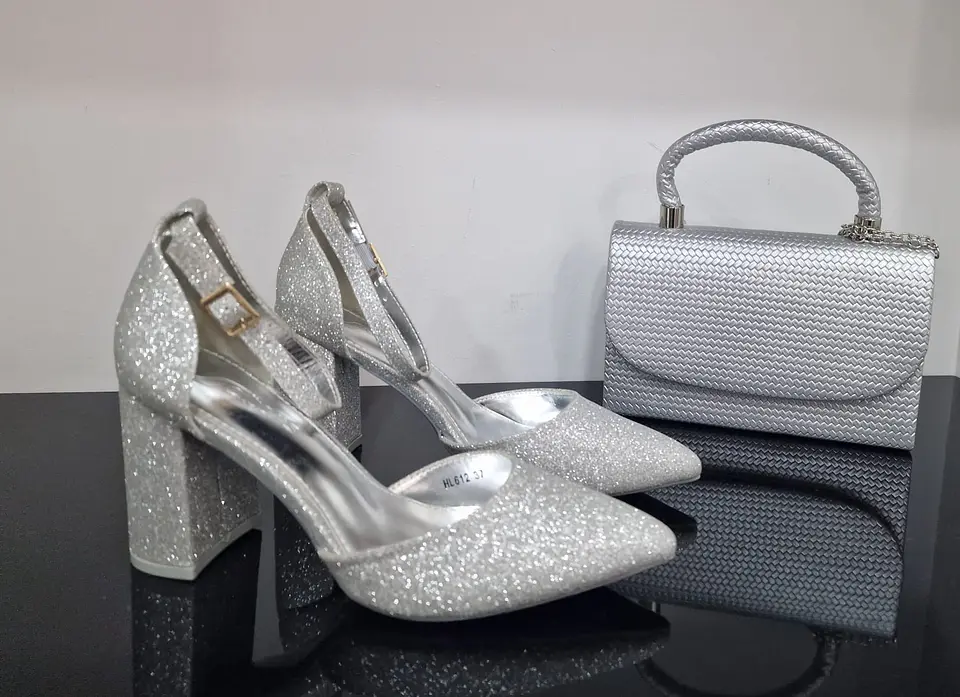 Sapatos prateados com brilhantes 2