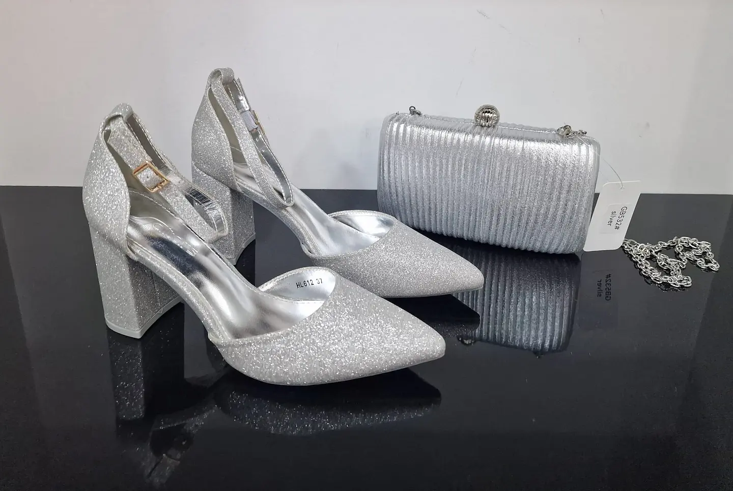 Sapatos prateados com brilhantes 4