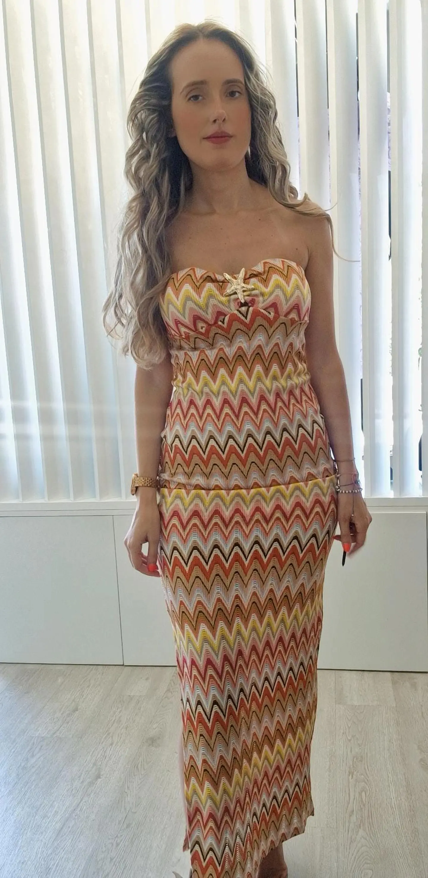 Vestido Justo com Detalhe de Estrela no Peito 4